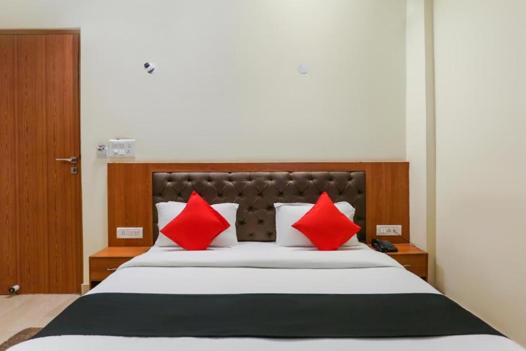 Готель Capital O Bvh Hospitality Near Pvr Ansal Plaza Greater Нойда Екстер'єр фото