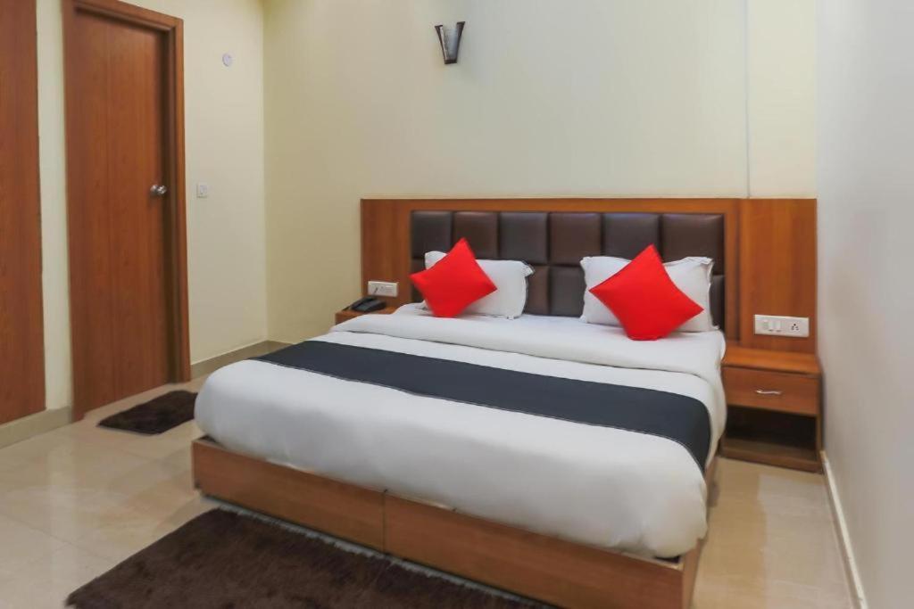 Готель Capital O Bvh Hospitality Near Pvr Ansal Plaza Greater Нойда Екстер'єр фото
