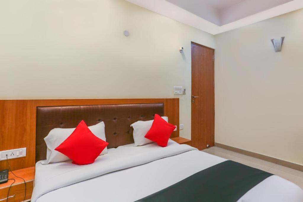 Готель Capital O Bvh Hospitality Near Pvr Ansal Plaza Greater Нойда Екстер'єр фото